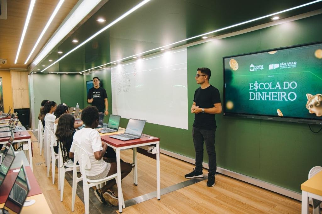 "Escola do Dinheiro" oferece aulas para jovens e adultos sobre o impacto das escolhas financeiras no futuro