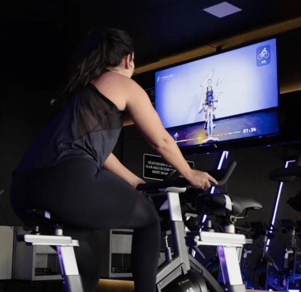 Pedalar, suar e sorrir: por que o spinning segue conquistando adeptos