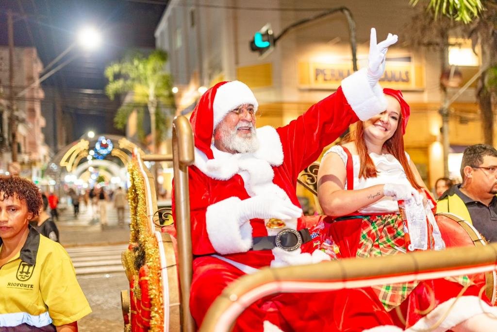 Chegada do Papai Noel abre o 'Natal EmCantos' em Bauru