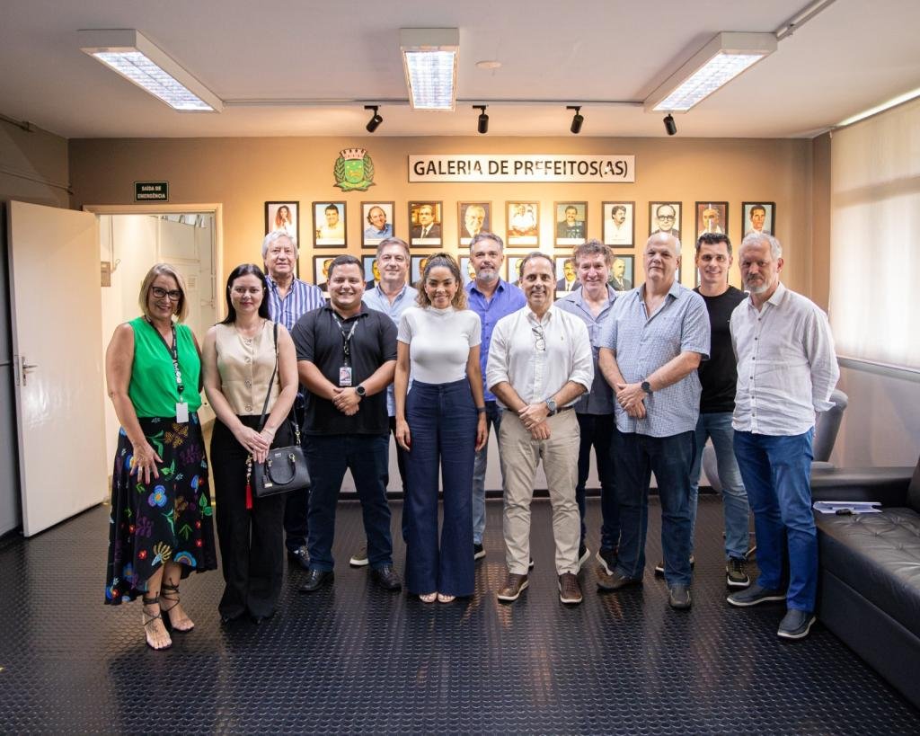 Prefeita Suéllen Rosim recebe presidente e dirigentes da APAS