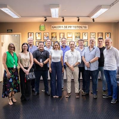 Prefeita Suéllen Rosim recebe presidente e dirigentes da APAS