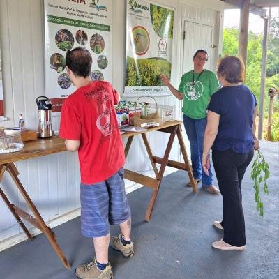 Projeto Cemeia distribui mais de 400 sachês de sementes no 9ª Feirão de Doação e Troca de Sementes
