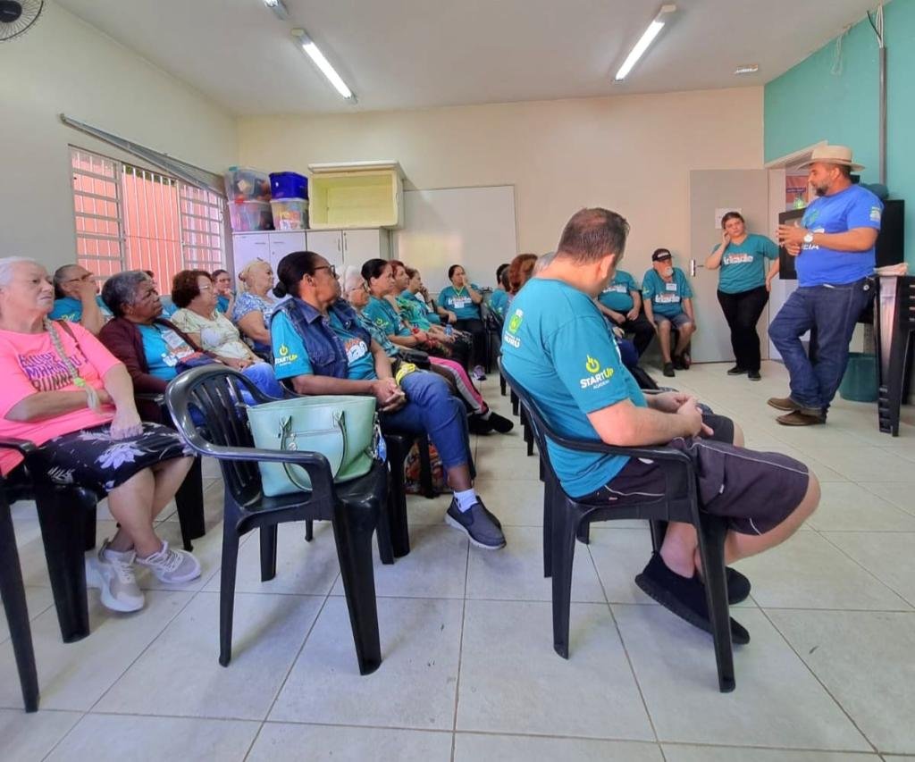 Grupo Suave Idade do CRAS do Jardim Godoy participa de palestra sobre compostagem com o Projeto Cemeia